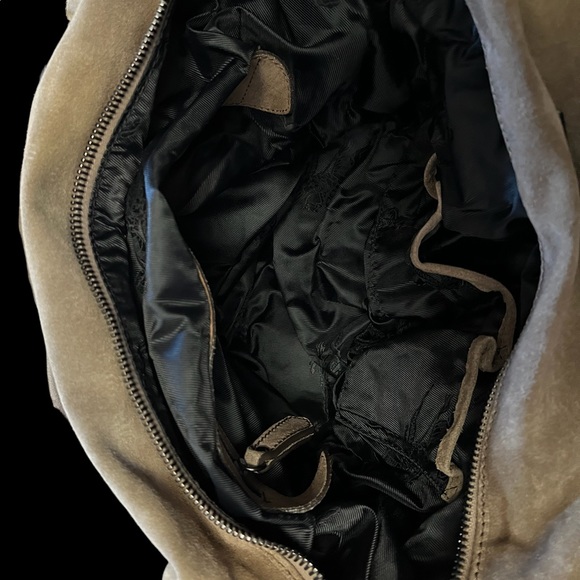 Burberry Suede Boho Bag - Luxurious statement piece! - Picture 5 of 12